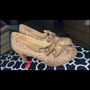 Naturalizer pump heels